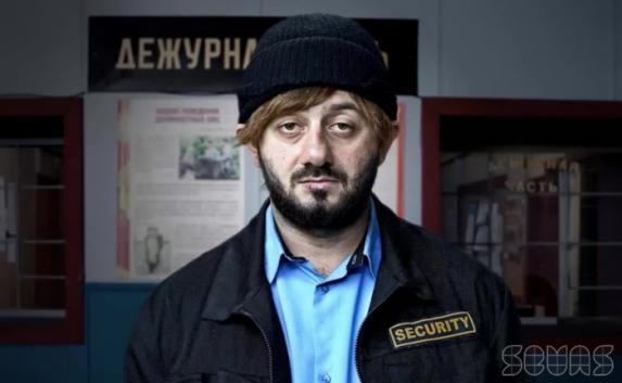Охранник крымского завода единолично слил 700 литров алкоголя