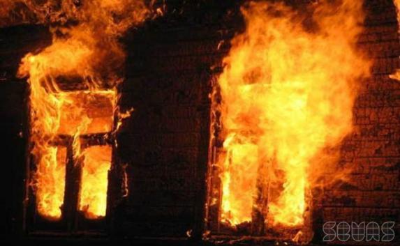 В Симферополе за ночь сгорела дача: шлагбаум не дал пожарным к ней подъехать (видео)