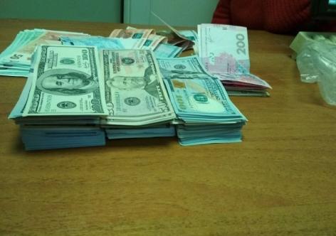 Пенсионерка пыталась провести в Крым более 31 тыс. долларов в бинтах (фото)