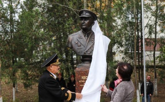 В севастопольской школе поставили памятник герою Советского Союза Кесаеву (фото, видео)