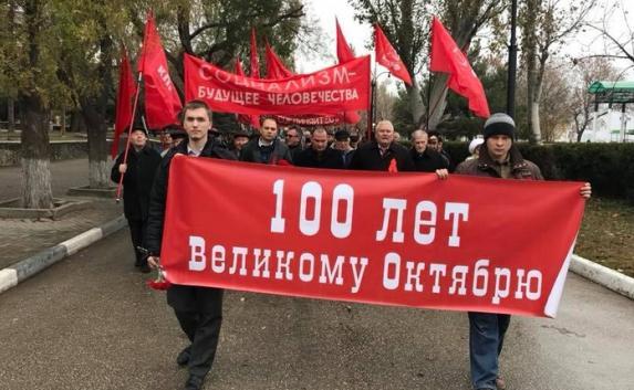 Жители Феодосии вышли на парад в честь годовщины Октябрьской революции (фото)