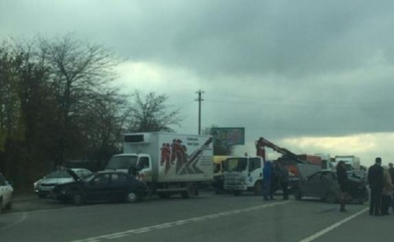 Пять автомобилей врезались на выезде из Симферополя (фото, видео)