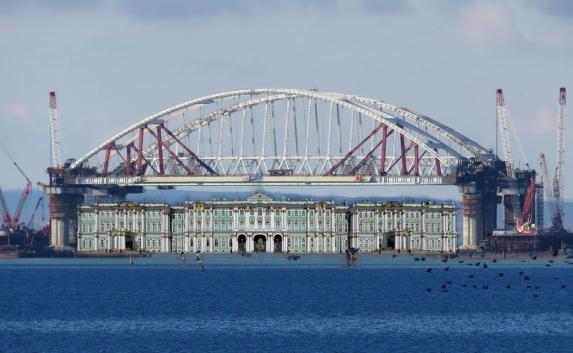 Зимний дворец полностью «влез» под арки Крымского моста (фото)