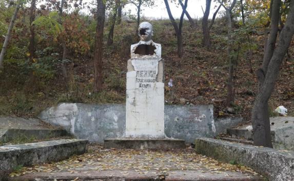 Кто разрушил памятник Ленину возле Троицкой балки?