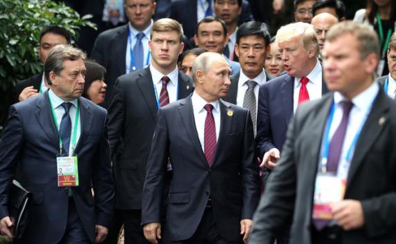 Встреча Трампа и Путина, уроки полового воспитания от РЦП и «Марш возмущённых»: дайджест мировых новостей