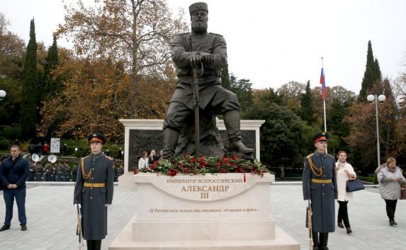 Интернет-пользователи раскритиковали памятник Александру III