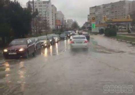 В Севастополе улица «утонула» в сточных водах (видео)