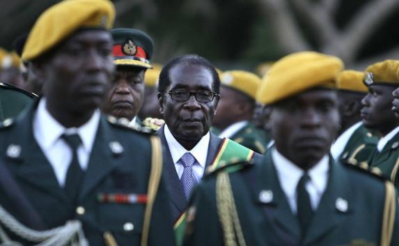Отставка президента Зимбабве и нападение с мечом на священника: новости мира (фото, видео)
