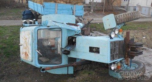 Аварийный Крым: перевернулся трактор и застряла машина (фото)