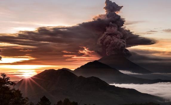 Более 300 россиян оказались в ловушке из-за извержения вулкана на Бали (фото, видео)