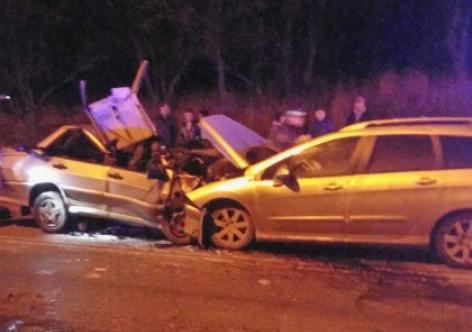 В Севастополе в результате лобового столкновения «ВАЗ» и Peugeot погиб водитель (фото)
