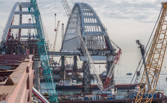 Киев пригрозил санкциями всем компаниям, связанным с Крымским мостом