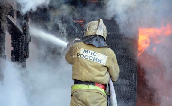 В Керчи из горящей многоэтажки спасли мужчину (фото)