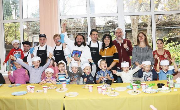 Итальянский  повар научил юных ялтинцев печь пирожные 