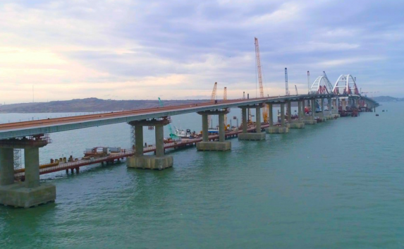 Минтранс запретил провозить по Крымскому мосту муляжи оружия, ножи и вирусы