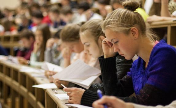 Крымские школьники сегодня напишут сочинение для допуска к  ЕГЭ