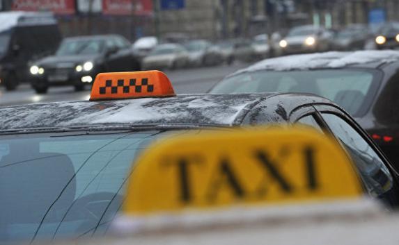Жители Севастополя постоянно не могут вызвать такси из-за нелегальных перевозчиков