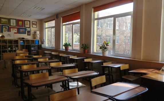 Во всех крымских школах поменяют окна и кровлю за бюджетные средства