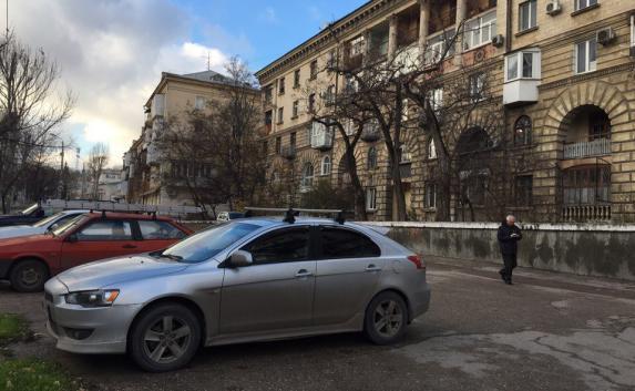 Севастопольцев с улицы Гоголя постоянно штрафуют за парковку у дома (фото)