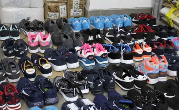 В Симферополе изъяли обувь Adidas, Reebok и Nike на 3 900 000 рублей