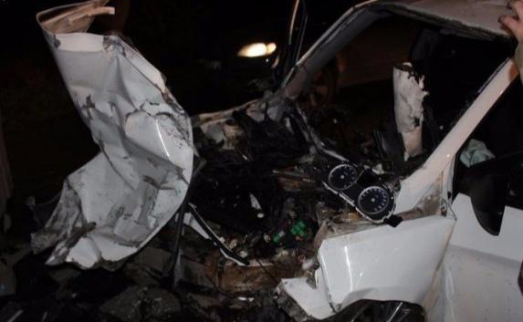 Hyundai Solaris превратился в груду металла после столкновения с фурой, 4 человека пострадали (фото)