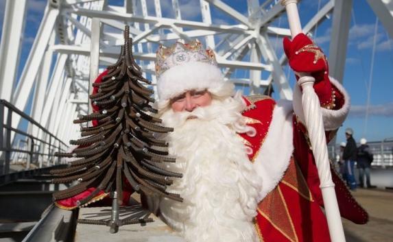 Дед Мороз из Великого Устюга прогулялся по Крымскому мосту (фото)