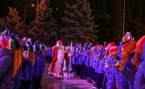 Путешествие Деда Мороза из Великого Устюга по Крыму продолжается визитом в «Артек» (фото)