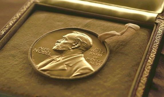 Картина дня: Нобелевская премия, требования митингующих к Раде, нововведения при покупке ж/д билетов в РФ