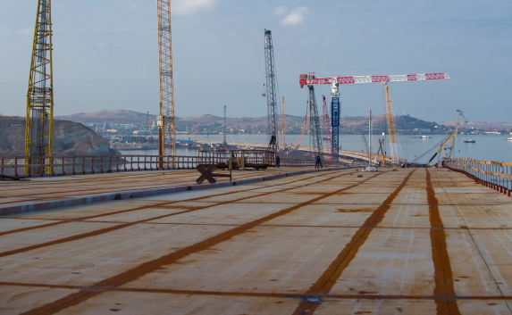 Завершилась сборка автомобильных пролетов Крымского моста со стороны Кубани (видео)