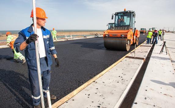 Строительство автоподходов к Крымскому мосту завершили на 70% (фото, видео)