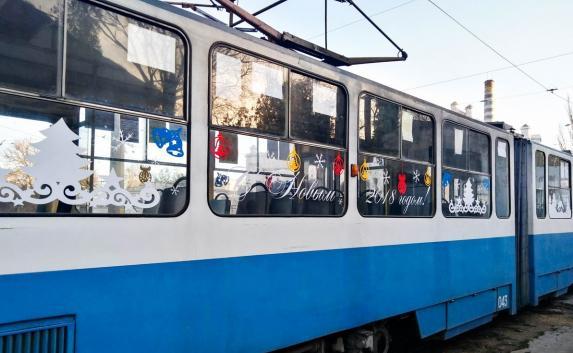 «Новогодние» трамваи вышли на улицы Евпатории (фото)