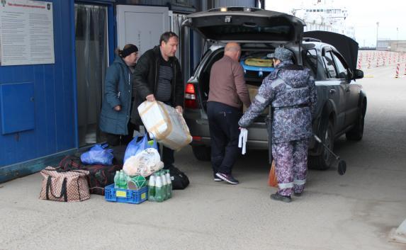 Пассажиров с незаконным оружием сняли с парома «Порт Кавказ — Крым» (фото)