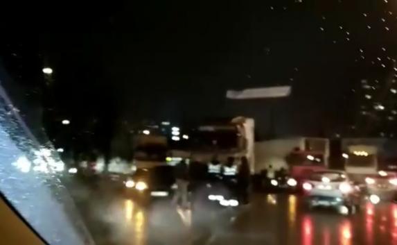 Многокилометровый затор образовался в Симферополе из-за столкновения 6 автомобилей (видео)