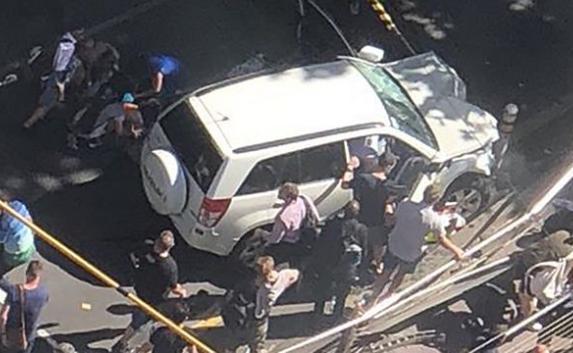 Автомобиль в Мельбурне протаранил толпу людей, 19 человек пострадали