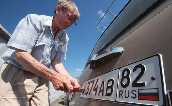 Крымских водителей начнут штрафовать в январе за украинские номера