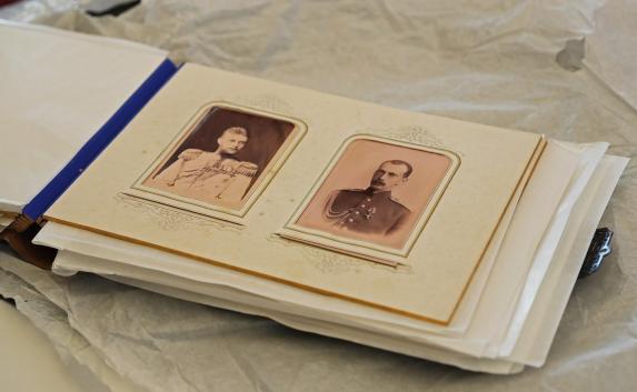 Альбом с фотографиями императорской семьи Александра II вернули в Крым (фото)