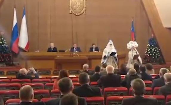Дед Мороз и Снегурочка выступили перед крымскими депутатами в разделе «Разное» (видео)