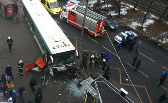 Влетевший в пешеходов автобус и 12 погибших при пожаре в Нью-Йорке: новости мира (фото, видео)