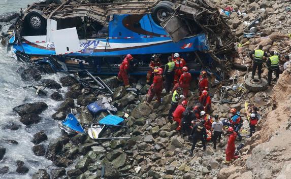 С «Поворота дьявола» в Перу упал автобус, погибли 48 человек (фото, видео)