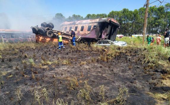 В ЮАР поезд сошел с рельсов, четверо погибших, 100 пострадавших (фото, видео)
