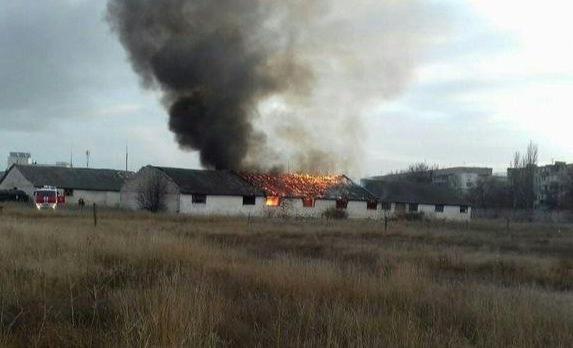 В Феодосии огонь уничтожил бывший военный склад (фото)