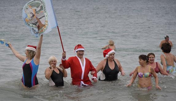 «Моржи» устроили Рождественский заплыв в Евпатории (фото)