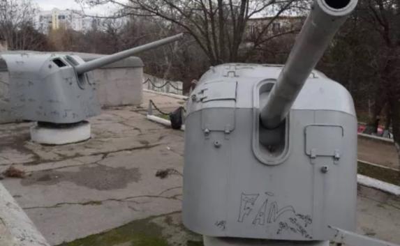 Севастопольские вандалы разрисовали экспонаты 11 береговой батареи (фото)