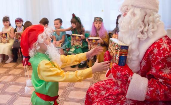 Детские подарки на Губернаторской ёлке в Севастополе оказались платными
