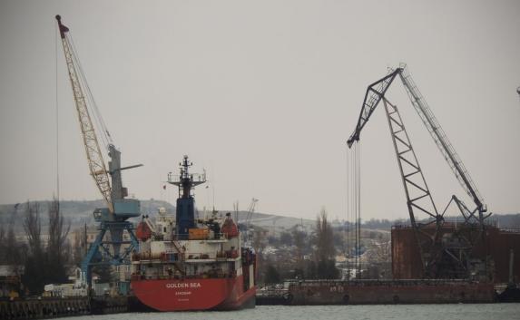 Вопреки санкциям: в керченский порт зашёл танкер под флагом Танзании (фото)