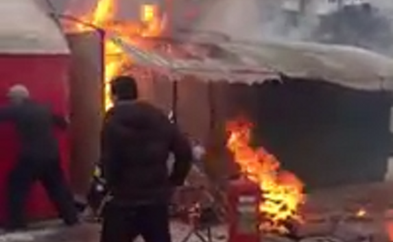 В Симферополе загорелся рынок «Привоз» (видео)