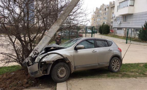 В Симферополе сгорел BMW, а в Севастополе Nissan сломал столб (фото)