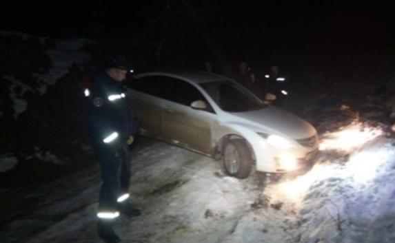 Автомобиль с тремя людьми застрял на Ангарском перевале