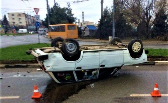 В Крыму при столкновении с фурой погиб водитель иномарки, а в Севастополе перевернулся ВАЗ (фото)