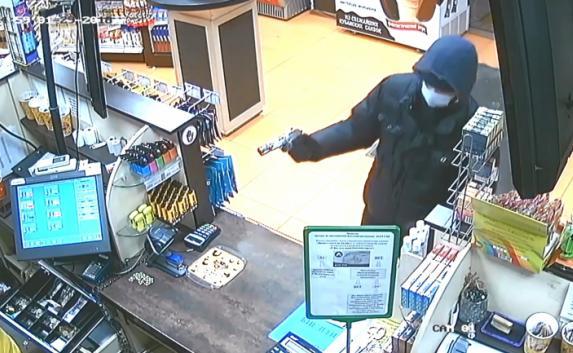 «Ржавый» разбой: мужчина с подобием пистолета ограбил АЗС (фото)